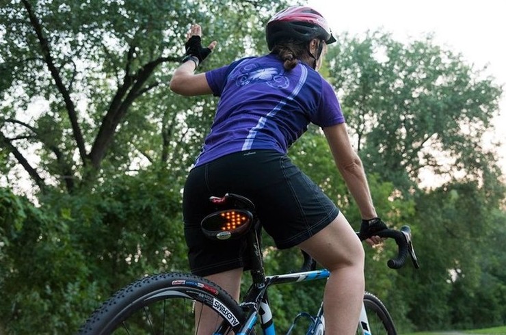 Указатель поворота TurnCycle с LED-дисплеем автоматически реагирует на ручные сигналы велосипедиста - «Велоновости»