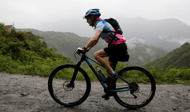 70-летняя велосипедистка приняла участие в велогонке по самой опасной боливийской трассе — «Дороге смерти» - «Велоновости»