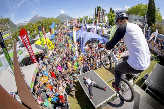 Звезда велотриала Дэнни Макаскилл и Drop and Roll Tour открыли сезон маунтинбайка в Ливиньо - «Велотуризм»