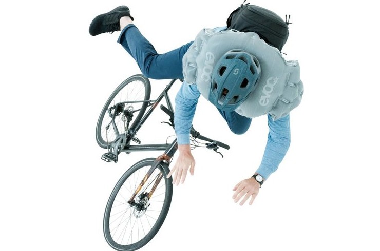 Рюкзак велосипедиста EVOC с функцией самораскрывающейся подушки безопасности - «Велоновости»