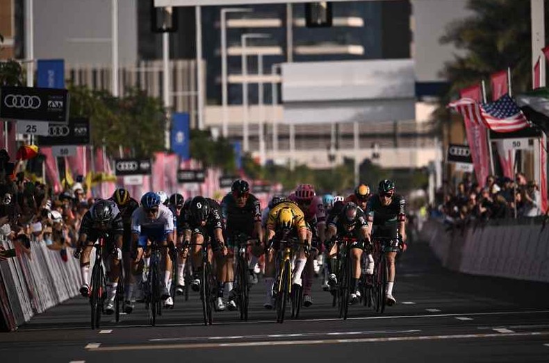 Хуан Себастьян Молано опередил Олава Кооя и Сэма Уэлфорда в спринте на 4-м этапе Тура ОАЭ-2023 - «Велоновости»
