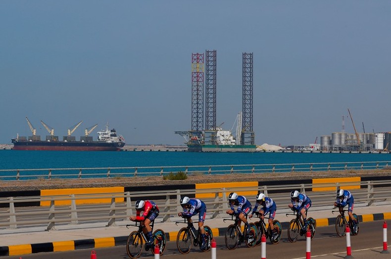 Велогонщики Soudal Quick-Step - победители командной гонки 2 этапа Тура ОАЭ-2023, Люк Плапп - лидер общего зачёта - «Велоновости»