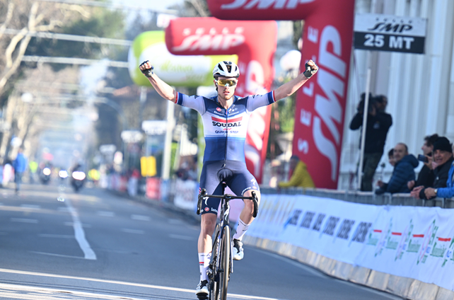 Реми Каванья выиграл 1-й этап “Недели Коппи и Бартали” из сольного отрыва - «Велоновости»