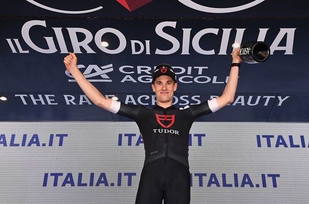 Чемпион Швейцарии в разделке Жоэль Зютер выиграл 3-й этап Тура Сицилии-2023 из сольного отрыва - «Велоновости»