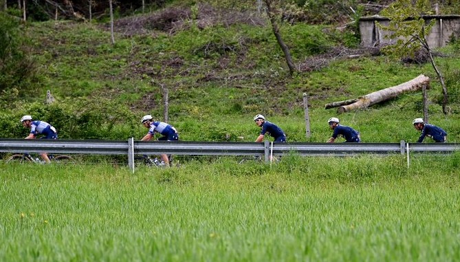 Команда Soudal Quick-Step продолжит Джиро д’Италия-2023 с тремя гонщиками - «Велоновости»