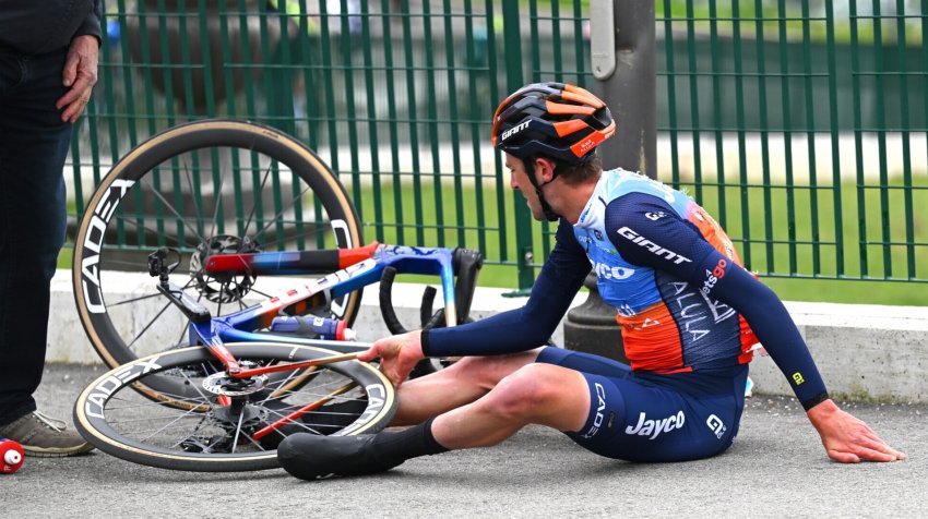 Австралийский велогонщик после падения врезался головой в столб - «Велоспорт»