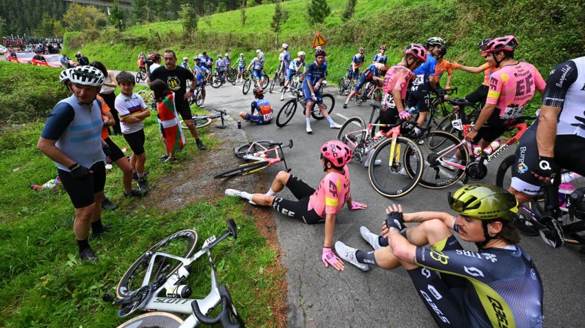 Кошмар наяву. Лучшего велогонщика мира эвакуировали на носилках после жуткого падения - «Велоспорт»