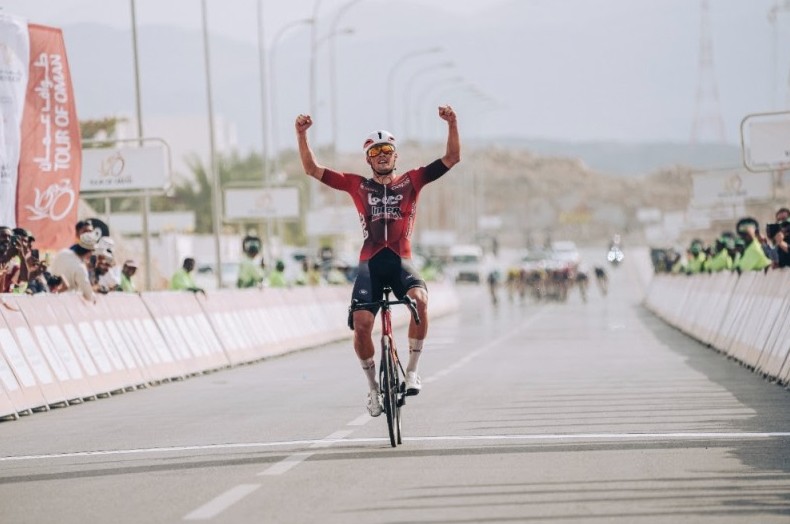Баптист Вестроффер надел майку лидера Тура Омана-2026 после победы на 2-м этапе - «Велоновости»