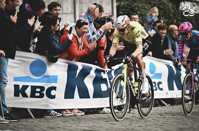 «Я почти не оглядывался, но Ганна оказался рядом»: Ваут ван Арт о втором месте на Дварс доор Фландерен-2026 - «Велоновости»