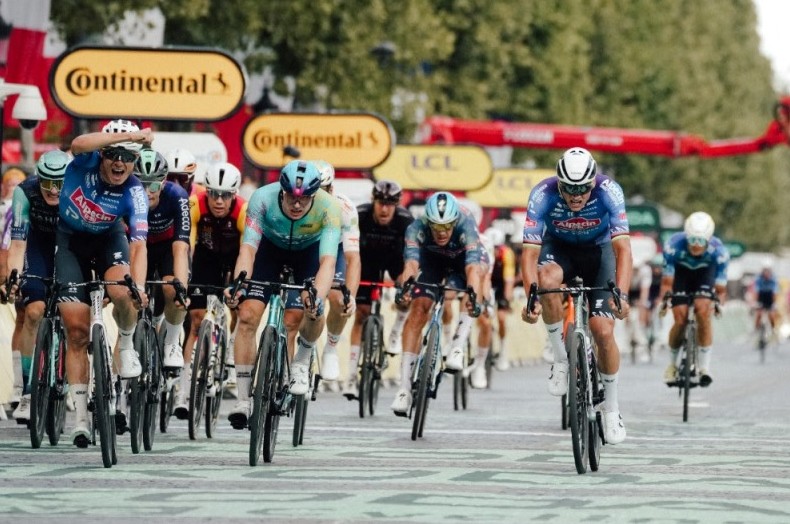 Дубль команды Alpecin Premier Tech на Елисейских Полях - «Велоновости»